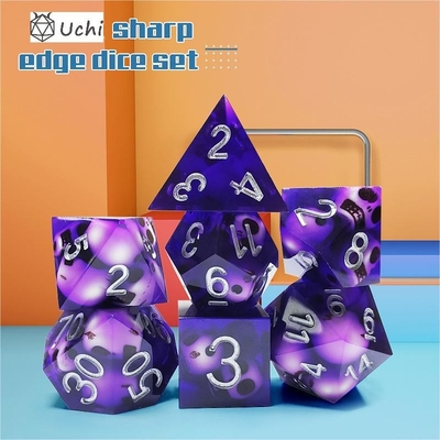 Le jeu de dés en résine de crâne de cristal violet Dragon et donjon