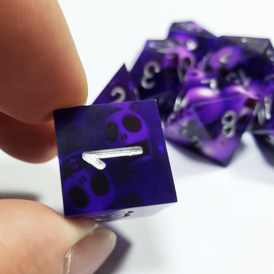 Le jeu de dés en résine de crâne de cristal violet Dragon et donjon