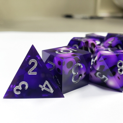 Le jeu de dés en résine de crâne de cristal violet Dragon et donjon