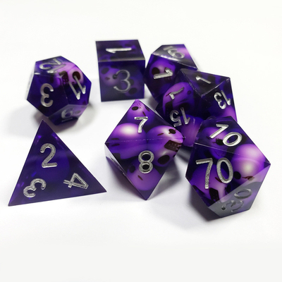 Le jeu de dés en résine de crâne de cristal violet Dragon et donjon