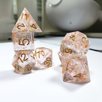 Le jeu de dés en résine de couleur transparente