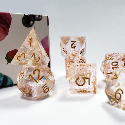 Le jeu de dés en résine de couleur transparente