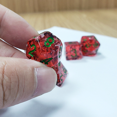 Des pommes de grenade rouges, des séquins de résine, des dés de bord, des jeux de dés.