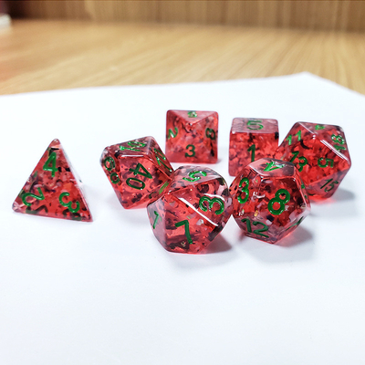 Des pommes de grenade rouges, des séquins de résine, des dés de bord, des jeux de dés.