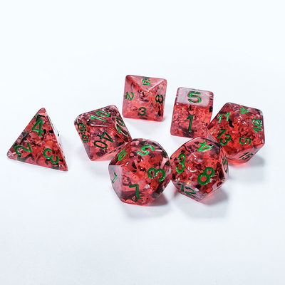 Des pommes de grenade rouges, des séquins de résine, des dés de bord, des jeux de dés.