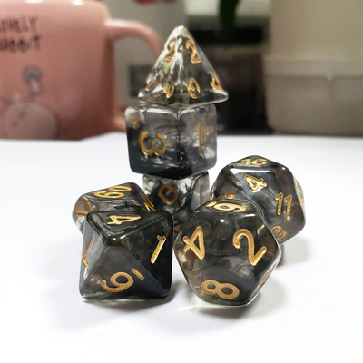 Des dés en résine de cristal de fumée noir