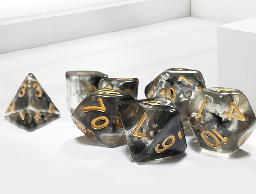Des dés en résine de cristal de fumée noir