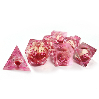Des dés polyédriques de sable rouge rouge et de résine de cristal rouge