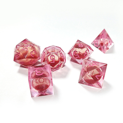 Des dés polyédriques de sable rouge rouge et de résine de cristal rouge