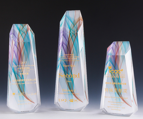 Trophée en résine cristalline multicolore Claire et résistante à l'usure