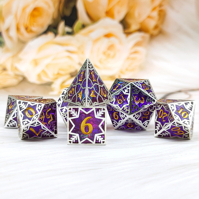 Résine violette et cadre métallique de flocon de neige jeu de rôle de table spécifique à plusieurs côtés jeu de dés
