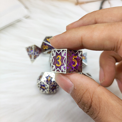 Résine violette et cadre métallique de flocon de neige jeu de rôle de table spécifique à plusieurs côtés jeu de dés