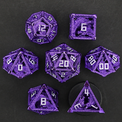 Un jeu de dés creux en métal, un dragon polygonal, un donjon de fumier et 7 dés.