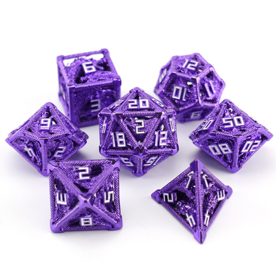 Un jeu de dés creux en métal, un dragon polygonal, un donjon de fumier et 7 dés.