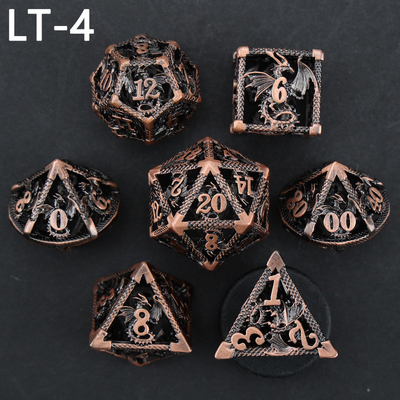 Un jeu de dés creux en métal, un dragon polygonal, un donjon de fumier et 7 dés.