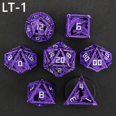Un jeu de dés creux en métal, un dragon polygonal, un donjon de fumier et 7 dés.