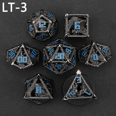Un jeu de dés creux en métal, un dragon polygonal, un donjon de fumier et 7 dés.