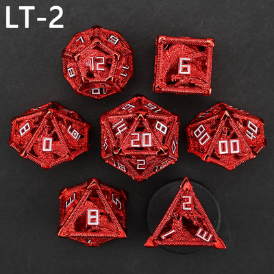 Un jeu de dés creux en métal, un dragon polygonal, un donjon de fumier et 7 dés.