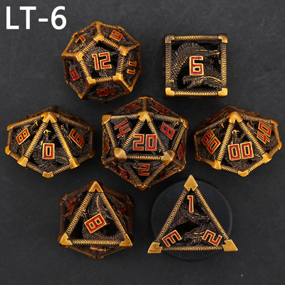 Un jeu de dés creux en métal, un dragon polygonal, un donjon de fumier et 7 dés.