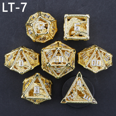 Un jeu de dés creux en métal, un dragon polygonal, un donjon de fumier et 7 dés.