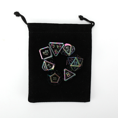 Un jeu de dés en métal polygonal de conception unique