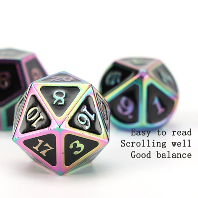 Un jeu de dés en métal polygonal de conception unique