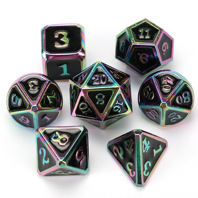 Un jeu de dés en métal polygonal de conception unique