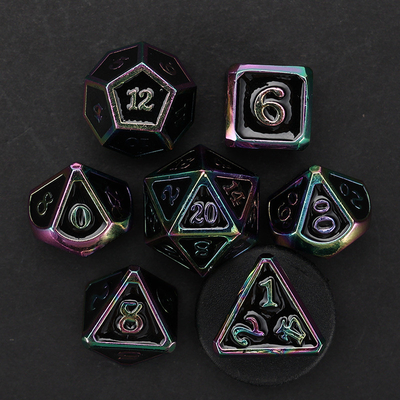 Un jeu de dés en métal polygonal de conception unique