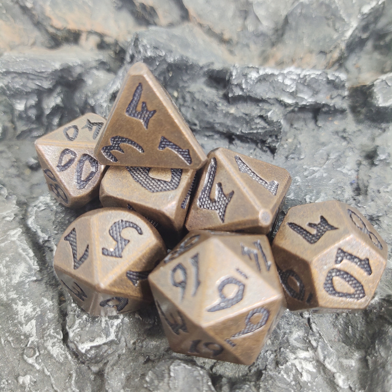 L'ensemble polyèdre en laiton de matrices de la couleur multi RPG de jeu de société de DND portent les ensembles de cuivre de matrices