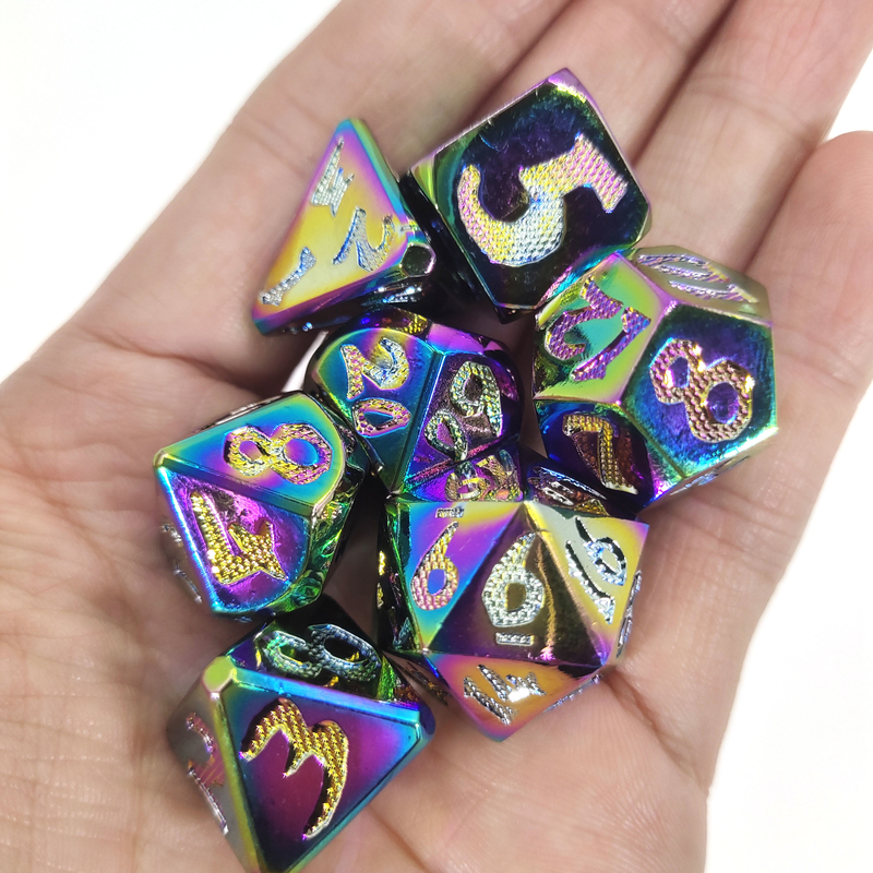 La main de surface de jeu de carte a découpé la résine la personnalisation que polyèdre de couleur de matrices découpent assez des ensembles