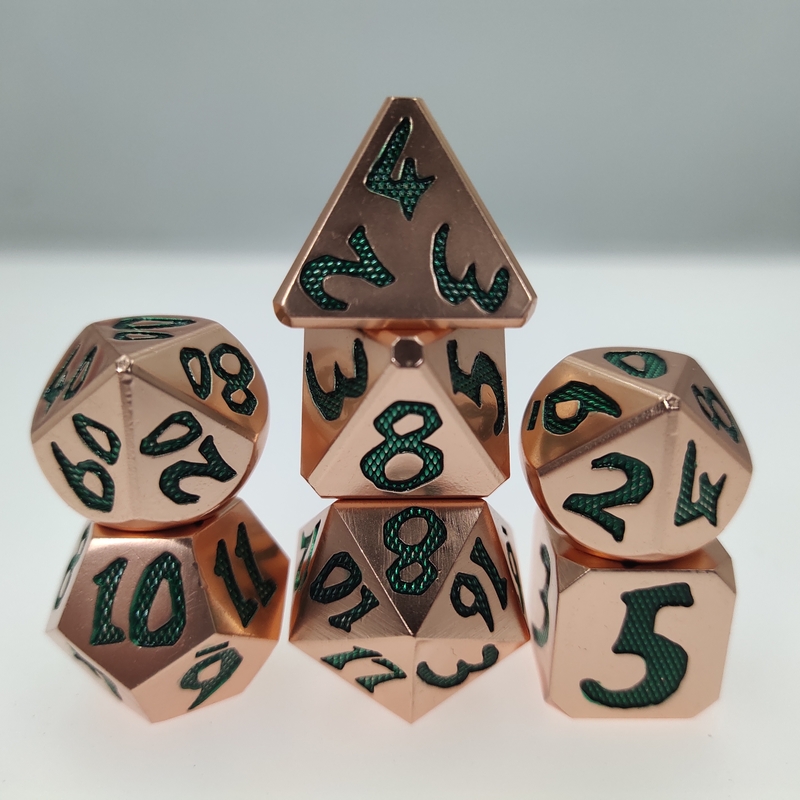 Ensemble de dés polyédriques faits à la main à bord tranchant mains spéciales en métal de haute qualité se sentant vertes pour le jeu rpg