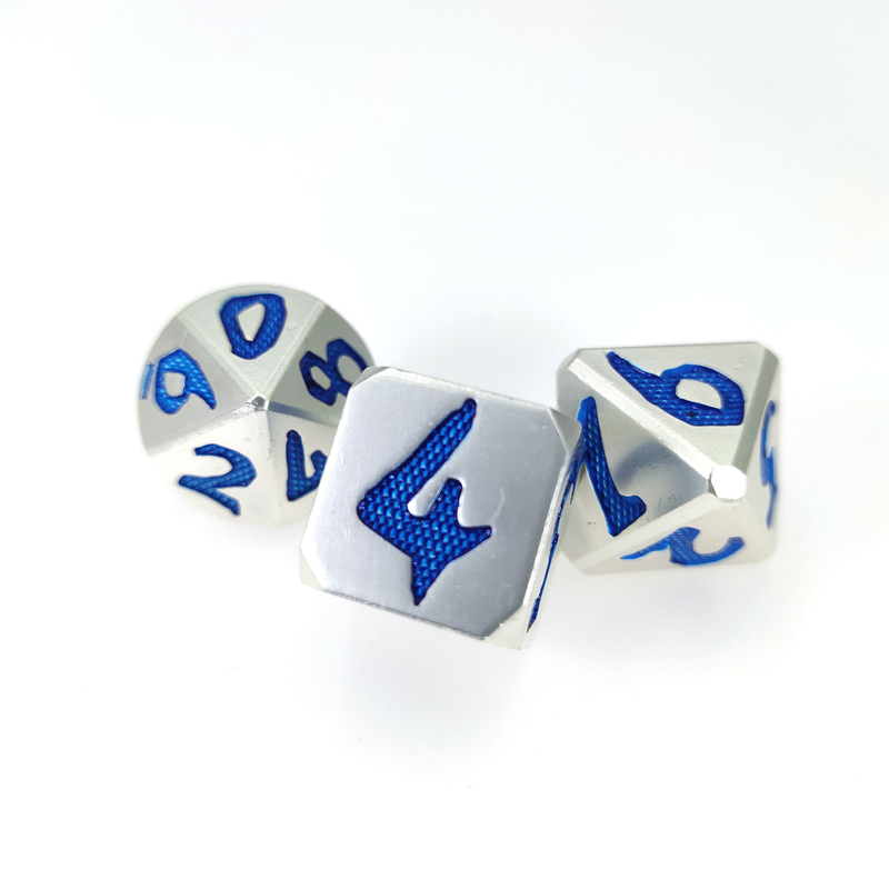 La main a découpé DND avec le boîte-cadeau exquis empaquetant les ensembles polyèdres argentés bleus de matrices pour le jeu de RPG
