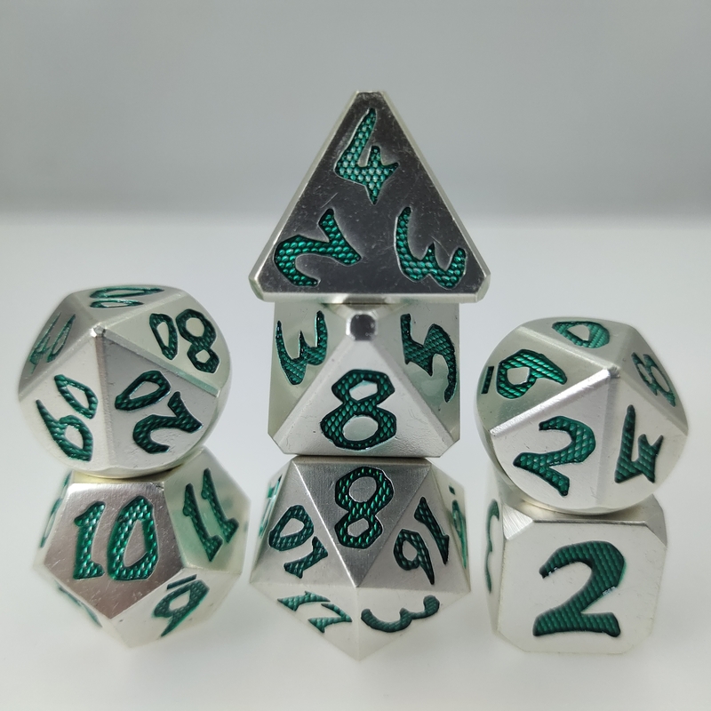 Les matrices polyèdres non-toxiques de lueur de morceau vert en gros en métal DND Dice7 ont placé vert clair par le matériel argenté