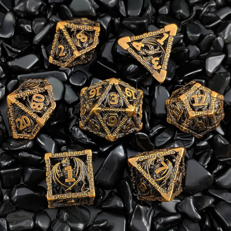 Un jeu de dés en métal à plusieurs visages creux D20 coupé pointu