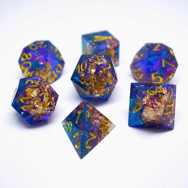 Un jeu de dés en résine en feuille d'or bleu personnalisé en différentes couleurs
