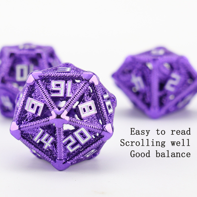 Un jeu de dés creux en métal, un dragon polygonal, un donjon de fumier et 7 dés.