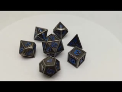 La main a découpé les 7 morceaux blanc de Mini Polyhedral Dice DND a placé portatif