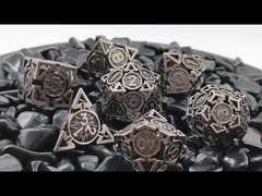 Des dés en métal creux avec des flèches DND dragon et donjon COC