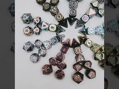 Ensemble de dés métalliques en bronze antique à la cinquième personne pour les jeux de dés métalliques de couleur personnalisée.