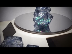 Une paire de dés en résine de sable liquide.